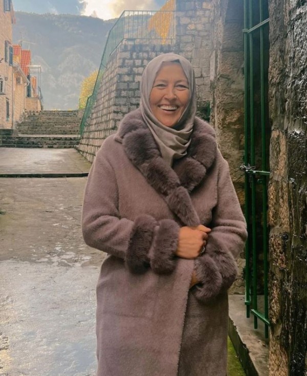 Annesiyle birlikte tatile çıktı